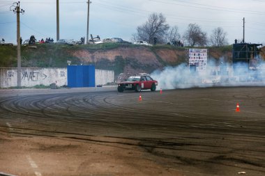 Odessa, Ukrayna -23 Nisan 2017: Combat drifters yerel sürüklenen yarışmalar. Gösteri yasadışı bir platform üzerinde sürüklenen. Binici profesyonel olarak otomatik yarışmalarda driftig yeterlilik yarışta parça geçmek