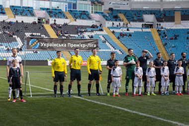 Odessa, Ukrayna-17 March2018: Ukrayna Premier Ligi takımları arasında futbol maçı Şampiyonlar Chernomorets (Odessa) ve çelik. Açılış Şampiyonası, beraberlik, geçit töreni, tekme kapıdan