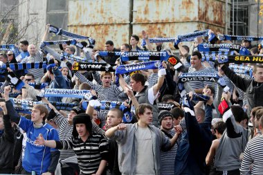 Odessa, Ukrayna - 14 Kasım 2010: Polis, kırık Kürsüsü, kavgalar, oyun alanı üzerinde havai fişek ile oyun sırasında Ultras duygusal futbol hayranları onun takımlarından Chernomorets ayaklandı