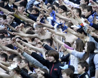 Odessa, Ukrayna - 10 Temmuz 2013: duygusal futbol taraftarları Stadı nda futbol kulübü Chernomorets, 10 Temmuz 2013, Odessa, Ukrayna bir oyun sırasında destek