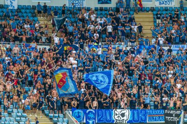 Odessa, Ukrayna - 3 Ağustos 2018: duygusal futbol taraftarları destek ekibi stadyumunda futbol kulübü Djurgardens Eğer İsveç oyun Uefa Avrupa Ligi oyun sırasında. Kalabalık futbol taraftarları Stadyumu futbol