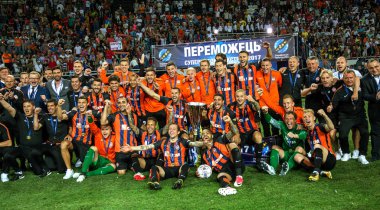Odessa, Ukrayna - 15 Haziran 2017: Super Bowl Foxtrot. Shakhtar (Donetsk) - Dinamo (Kiev). Şampiyonlar Shakhtar, zafer sevinirler ve ödüllendirici kazandı - ödül Kupası