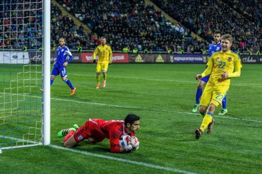Odessa, Ukrayna -24 Mart 2016: Dostluk maçı (sarı) Ukrayna Millî Futbol takımı ve Kıbrıs (mavi) Milli takımı arasında. Yoğun maç oyun an.