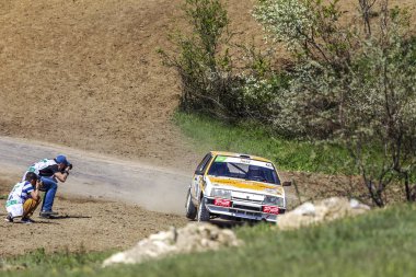 Odessa, Ukrayna - 17 Nisan 2016: Üzerinde bir mini ralli Kupası Limanov Severin güneşli bir gün pitoresk bozkır alanı'nda Ukrayna Şampiyonası