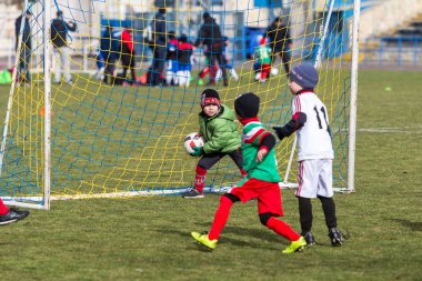 Odessa, Ukrayna 0 1 Nisan 2018: genç çocuklar için oyun spor eğitimi. Futbol futbol çocuklar için oyun. Üniformalı çalıştıran ve futbol oynarken spor kulübü, futbol oyuncuları genç oyuncular