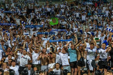 Odessa, Ukrayna 23 Temmuz 2018: Bir kalabalık futbol stadyumu. Ziyaret edenler stadyum standları dolu. Stadyumda futbol taraftarları. Taraftar standları sevinç, hafif ateş ve dalgalanan bayrak.