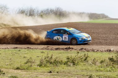 Odessa, Ukrayna - 17 Nisan 2016: Üzerinde bir mini ralli Kupası Limanov Severin güneşli bir gün pitoresk bozkır alanı'nda Ukrayna Şampiyonası