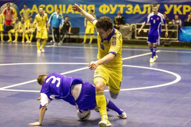 Odessa, Ukrayna - 12 Nisan 2016: Dünya Kupası play-off maçı Ukrayna - Slovakiya. Futsal oynuyor. Modern Bahçesi kapsayan spor salonu büyük sahnede mini futbol