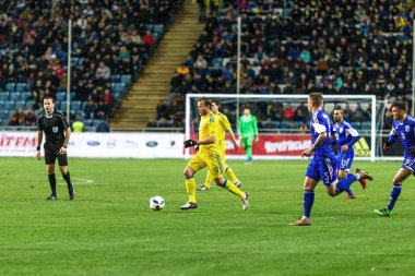 Odessa, Ukrayna -24 Mart 2016: Dostluk maçı (sarı) Ukrayna Millî Futbol takımı ve Kıbrıs (mavi) Milli takımı arasında. Yoğun maç oyun an.