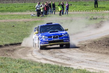 Odessa, Ukrayna - 17 Nisan 2016: Üzerinde bir mini ralli Kupası Limanov Severin güneşli bir gün pitoresk bozkır alanı'nda Ukrayna Şampiyonası