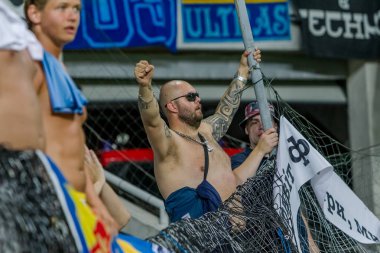 Odessa, Ukrayna - 3 Ağustos 2018: duygusal futbol taraftarları destek ekibi stadyumunda futbol kulübü Djurgardens Eğer İsveç oyun Uefa Avrupa Ligi oyun sırasında. Kalabalık futbol taraftarları Stadyumu futbol