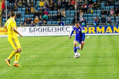 Odessa, Ukrayna -24 Mart 2016: Dostluk maçı (sarı) Ukrayna Millî Futbol takımı ve Kıbrıs (mavi) Milli takımı arasında. Yoğun maç oyun an.