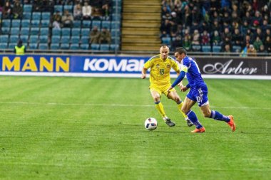 Odessa, Ukrayna -24 Mart 2016: Dostluk maçı (sarı) Ukrayna Millî Futbol takımı ve Kıbrıs (mavi) Milli takımı arasında. Yoğun maç oyun an.