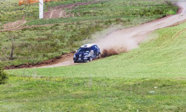 Odessa, Ukrayna - 17 Nisan 2016: Üzerinde bir mini ralli Kupası Limanov Severin güneşli bir gün pitoresk bozkır alanı'nda Ukrayna Şampiyonası