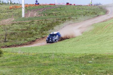 Odessa, Ukrayna - 17 Nisan 2016: Üzerinde bir mini ralli Kupası Limanov Severin güneşli bir gün pitoresk bozkır alanı'nda Ukrayna Şampiyonası