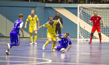 Odessa, Ukrayna - 12 Nisan 2016: Dünya Kupası play-off maçı Ukrayna - Slovakiya. Futsal oynuyor. Modern Bahçesi kapsayan spor salonu büyük sahnede mini futbol