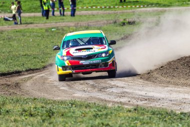 Odessa, Ukrayna - 17 Nisan 2016: Üzerinde bir mini ralli Kupası Limanov Severin güneşli bir gün pitoresk bozkır alanı'nda Ukrayna Şampiyonası