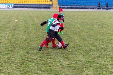Odessa, Ukrayna 0 1 Nisan 2018: genç çocuklar için oyun spor eğitimi. Futbol futbol çocuklar için oyun. Üniformalı çalıştıran ve futbol oynarken spor kulübü, futbol oyuncuları genç oyuncular
