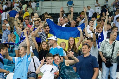 Odessa, Ukrayna - 2 Ağustos 2015: Futbol taraftarları ve stadyumun futobolnogo sırasında hasta tribünlerde seyirci Dinamo Kiev - Chernomorets Odessa maç