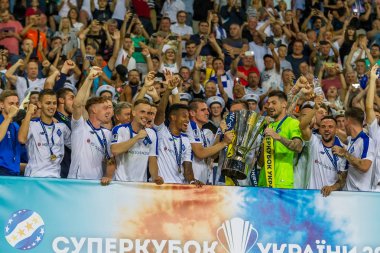 Odessa, Ukrayna - 21 Temmuz 2018: Dinamo oyuncular için Ukrayna Super Kupası maçında zafer kutlamak. Futbolcular zafer ve ödüllendirici kupa kutlama