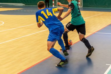 Odessa, Ukrayna - 28 Temmuz 2018: Parke zemin üzerinde bir futsal futsal turnuvasında oynayan yerel takım kimliği belirsiz oyuncular. doğru anı kapalı odada, futsal futbolun bir spor oyunu