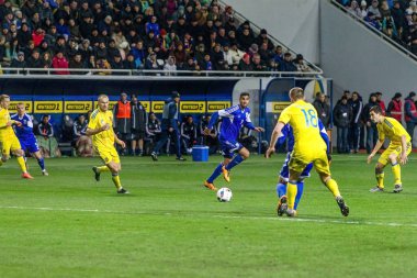 Odessa, Ukrayna -24 Mart 2016: Dostluk maçı (sarı) Ukrayna Millî Futbol takımı ve Kıbrıs (mavi) Milli takımı arasında. Yoğun maç oyun an.