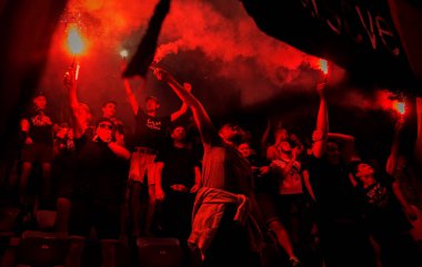 Odessa, Ukrayna - 15 Haziran 2017: Süper kupa. Shakhtar - Dinamo (Kiev). Fanatik hayranları standları ebedi rakip oyun sırasında. Taraftar standları sevinç, hafif ateş ve dalgalanan bayrak. Ateşli gösteri Stadyumu'nda