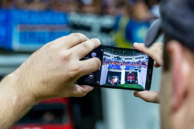 Odessa, Ukrayna - 3 Ağustos 2018: duygusal futbol taraftarları destek ekibi stadyumunda futbol kulübü Djurgardens Eğer İsveç oyun Uefa Avrupa Ligi oyun sırasında. Kalabalık futbol taraftarları Stadyumu futbol