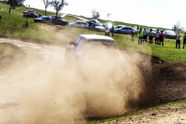 Odessa, Ukrayna - 17 Nisan 2016: Üzerinde bir mini ralli Kupası Limanov Severin güneşli bir gün pitoresk bozkır alanı'nda Ukrayna Şampiyonası