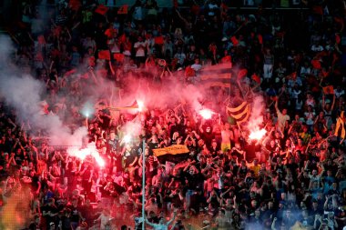 Odessa, Ukrayna - 10 Temmuz 2013: oyun alanı, 10 Temmuz 2013, Odessa, Ukrayna üzerinde oyun Shakhtar Donetsk ve Chernomorets sırasında duygusal futbolseverleri ultras ayaklandı