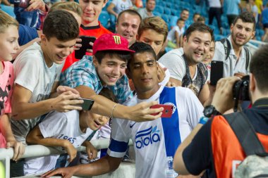 Odessa, Ukrayna - 14 Ağustos, 2015: futbol taraftarları ve seyirci stadyum standları duygusal Fc Shakhtar (Donetsk) - Dnipro (Dnipropetrovsk) oyun sırasında onların takım destekler. Major League. Ukrayna Kupası