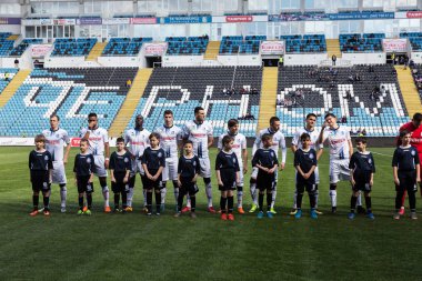 Odessa, Ukrayna-17 March2018: Ukrayna Premier Ligi takımları arasında futbol maçı Şampiyonlar Chernomorets (Odessa) ve çelik. Açılış Şampiyonası, beraberlik, geçit töreni, tekme kapıdan