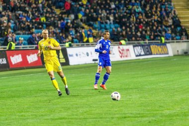 Odessa, Ukrayna -24 Mart 2016: Dostluk maçı (sarı) Ukrayna Millî Futbol takımı ve Kıbrıs (mavi) Milli takımı arasında. Yoğun maç oyun an.