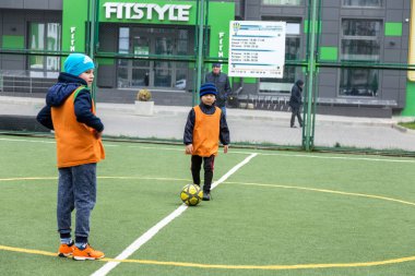 Odessa, Ukrayna - 23 Nisan 2017: Küçük çocuklar, çocuk min oyun