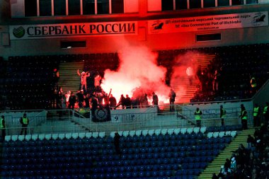 Odessa, Ukrayna - 10 Temmuz 2013: duygusal futbol taraftarları Stadı nda futbol kulübü Chernomorets, 10 Temmuz 2013, Odessa, Ukrayna bir oyun sırasında destek