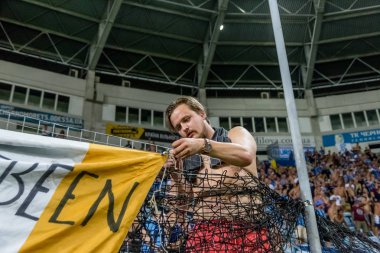 Odessa, Ukrayna - 3 Ağustos 2018: duygusal futbol taraftarları destek ekibi stadyumunda futbol kulübü Djurgardens Eğer İsveç oyun Uefa Avrupa Ligi oyun sırasında. Kalabalık futbol taraftarları Stadyumu futbol