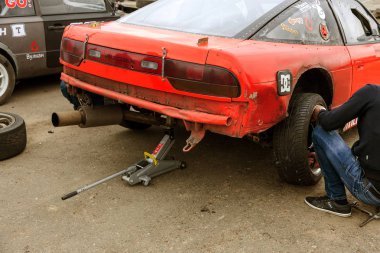 Odessa, Ukrayna -23 Nisan 2017: Combat drifters yerel sürüklenen yarışmalar. Gösteri yasadışı bir platform üzerinde sürüklenen. Binici profesyonel olarak otomatik yarışmalarda driftig yeterlilik yarışta parça geçmek
