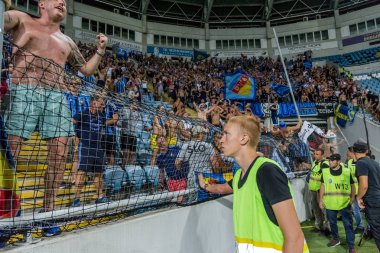 Odessa, Ukrayna - 3 Ağustos 2018: duygusal futbol taraftarları destek ekibi stadyumunda futbol kulübü Djurgardens Eğer İsveç oyun Uefa Avrupa Ligi oyun sırasında. Kalabalık futbol taraftarları Stadyumu futbol