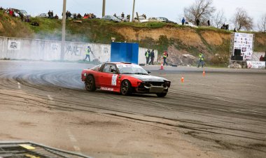 Odessa, Ukrayna -23 Nisan 2017: Combat drifters yerel sürüklenen yarışmalar. Gösteri yasadışı bir platform üzerinde sürüklenen. Binici profesyonel olarak otomatik yarışmalarda driftig yeterlilik yarışta parça geçmek