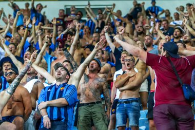 Odessa, Ukrayna - 3 Ağustos 2018: duygusal futbol taraftarları destek ekibi stadyumunda futbol kulübü Djurgardens Eğer İsveç oyun Uefa Avrupa Ligi oyun sırasında. Kalabalık futbol taraftarları Stadyumu futbol
