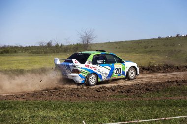 Odessa, Ukrayna - 17 Nisan 2016: Üzerinde bir mini ralli Kupası Limanov Severin güneşli bir gün pitoresk bozkır alanı'nda Ukrayna Şampiyonası
