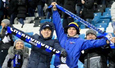 Odessa, Ukrayna - 10 Temmuz 2013: duygusal futbol taraftarları Stadı nda futbol kulübü Chernomorets, 10 Temmuz 2013, Odessa, Ukrayna bir oyun sırasında destek