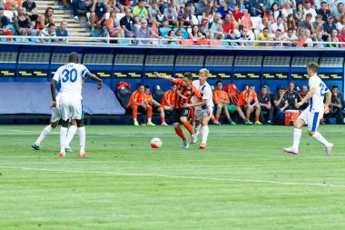 Odessa, Ukrayna - 14 Ağustos 2015: Fc Shakhtar Donetsk ve Fc Dnipro Dnipropetrovsk Ukrayna Kupası maçında top için kavga ediyorlar. Ayrıntı oyunun.