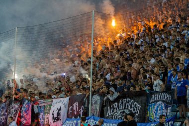 Odessa, Ukrayna - 15 Haziran 2017: Süper kupa. Shakhtar - Dinamo (Kiev). Fanatik hayranları standları ebedi rakip oyun sırasında. Taraftar standları sevinç, hafif ateş ve dalgalanan bayrak. Ateşli gösteri Stadyumu'nda