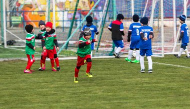 Odessa, Ukrayna 0 1 Nisan 2018: genç çocuklar için oyun spor eğitimi. Futbol futbol çocuklar için oyun. Üniformalı çalıştıran ve futbol oynarken spor kulübü, futbol oyuncuları genç oyuncular