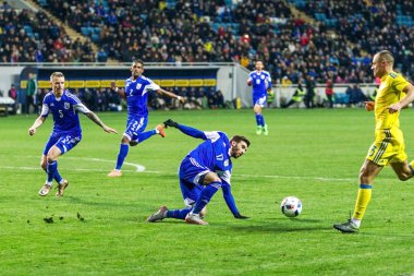 Odessa, Ukrayna -24 Mart 2016: Dostluk maçı (sarı) Ukrayna Millî Futbol takımı ve Kıbrıs (mavi) Milli takımı arasında. Yoğun maç oyun an.