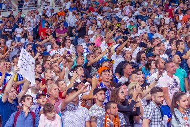 Odessa, Ukrayna 23 Temmuz 2018: Bir kalabalık futbol stadyumu. Ziyaret edenler stadyum standları dolu. Stadyumda futbol taraftarları. Taraftar standları sevinç, hafif ateş ve dalgalanan bayrak.