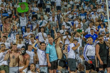 Odessa, Ukrayna 23 Temmuz 2018: Bir kalabalık futbol stadyumu. Ziyaret edenler stadyum standları dolu. Stadyumda futbol taraftarları. Taraftar standları sevinç, hafif ateş ve dalgalanan bayrak.