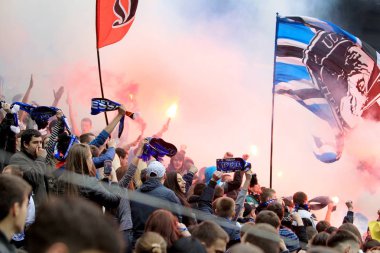 Odessa, Ukrayna - 10 Temmuz 2013: duygusal futbol taraftarları Stadı nda futbol kulübü Chernomorets, 10 Temmuz 2013, Odessa, Ukrayna bir oyun sırasında destek