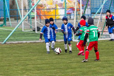 Odessa, Ukrayna 0 1 Nisan 2018: genç çocuklar için oyun spor eğitimi. Futbol futbol çocuklar için oyun. Üniformalı çalıştıran ve futbol oynarken spor kulübü, futbol oyuncuları genç oyuncular
